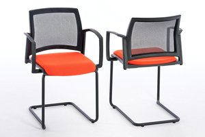 Das filigrane Freischwingergestell wirkt luftig und leicht